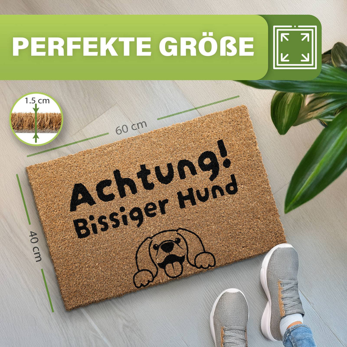 Kokosmatte „Achtung! Bissiger Hund“ mit Maßen 40 x 60 cm und 1,5 cm Dicke, daneben Schuhe und Zimmerpflanze