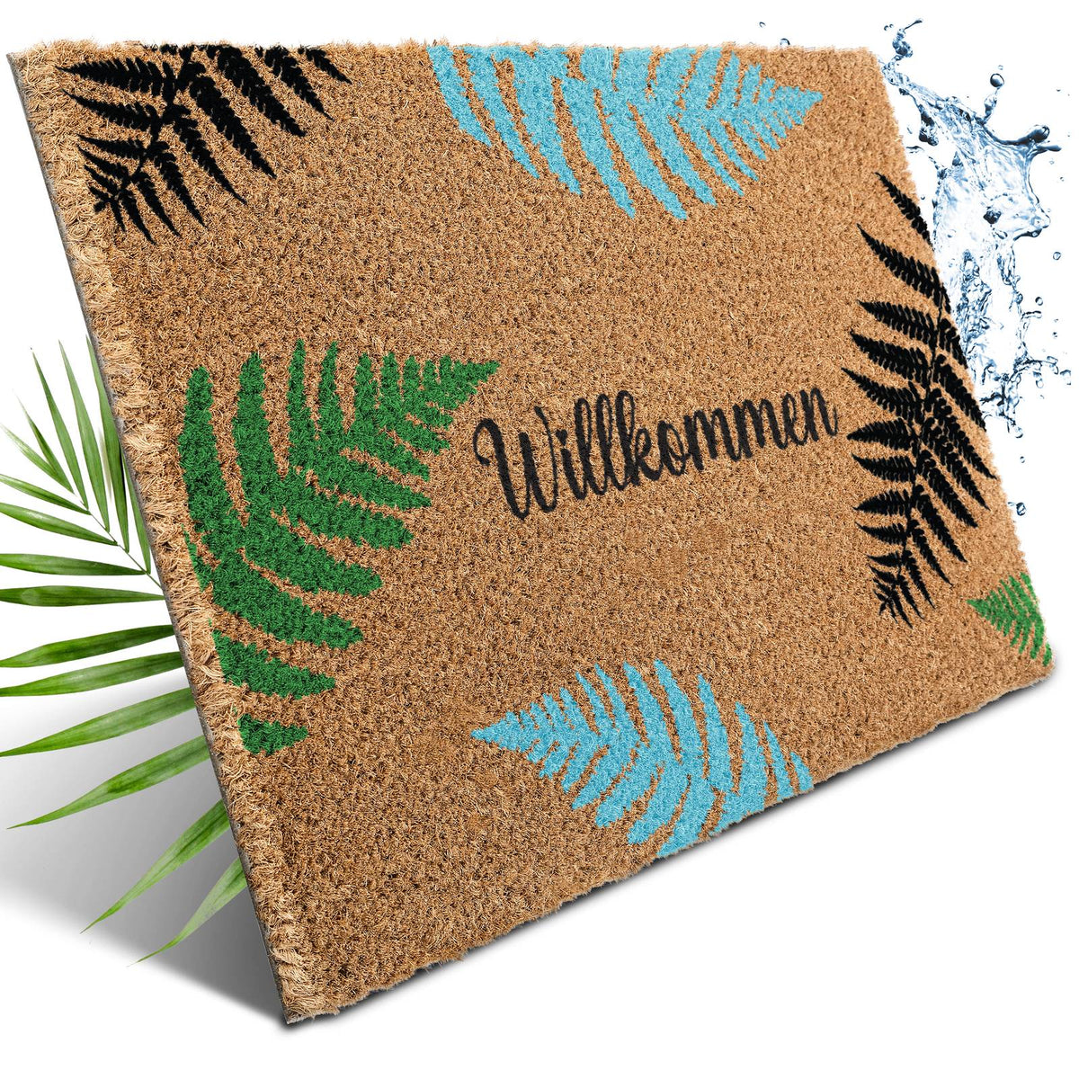Kokos Fußmatte mit grünen, blauen und schwarzen Farnblättern und Schriftzug „Willkommen“, daneben Wasserspritzer