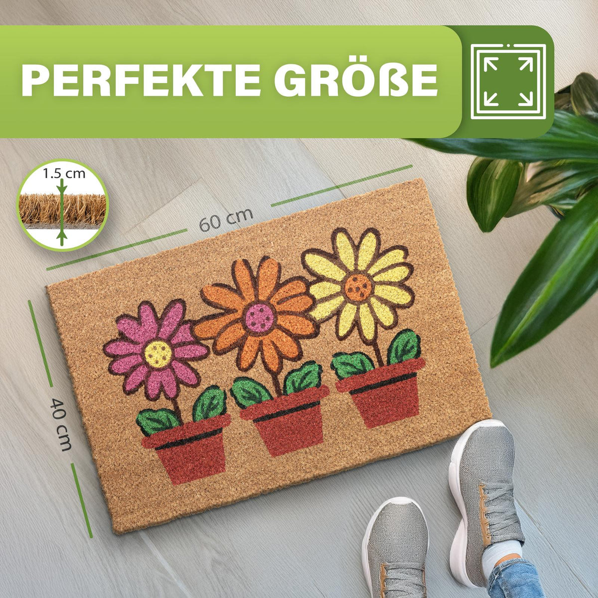 Kokos Fußmatte mit drei bunten Blumentöpfen auf Holzboden, Maße 60 x 40 cm, Dicke 1,5 cm, daneben Schuhe