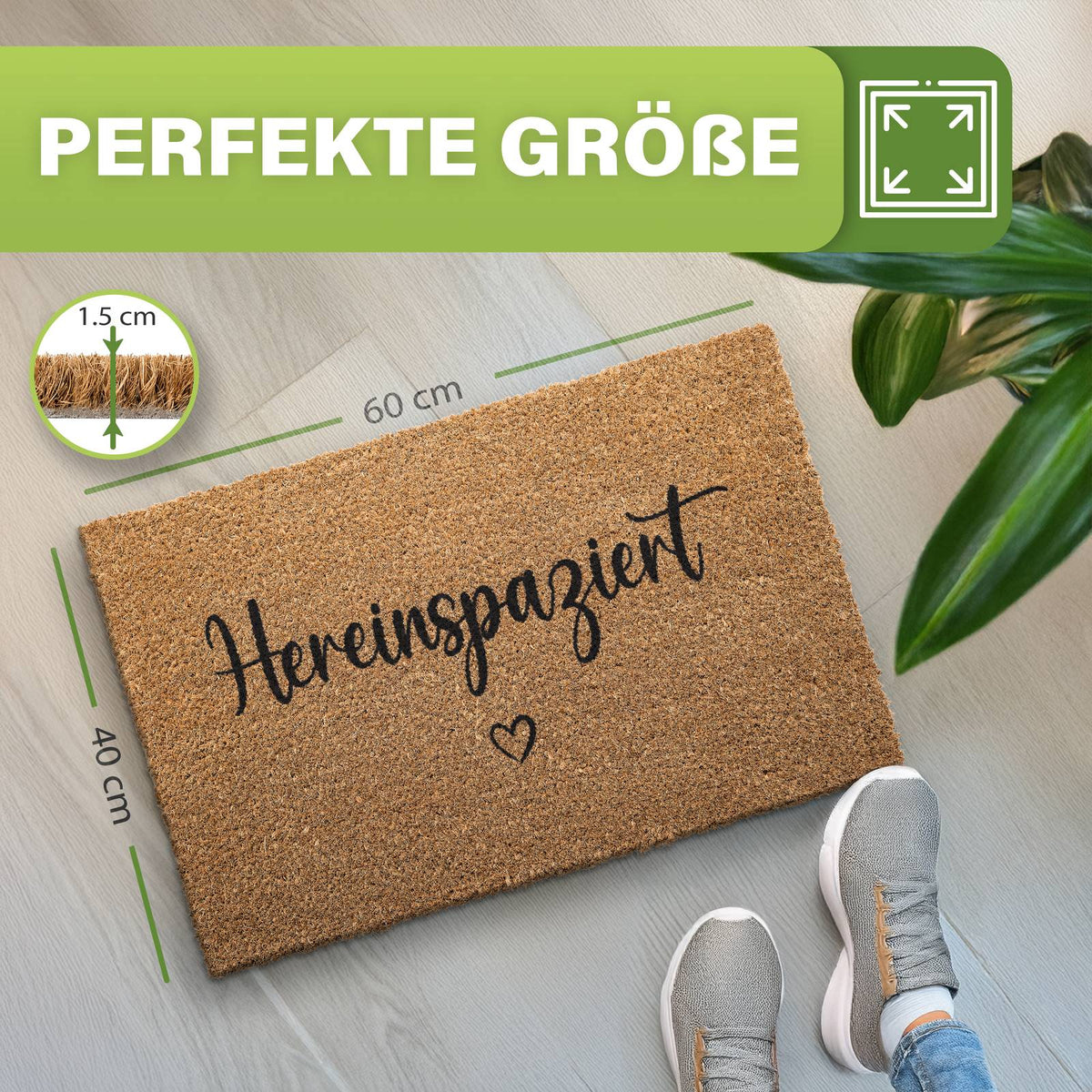 Kokos Fußmatte „Hereinspaziert“ mit Herz auf Holzboden, Maße 60 x 40 cm, Dicke 1,5 cm, daneben Schuhe