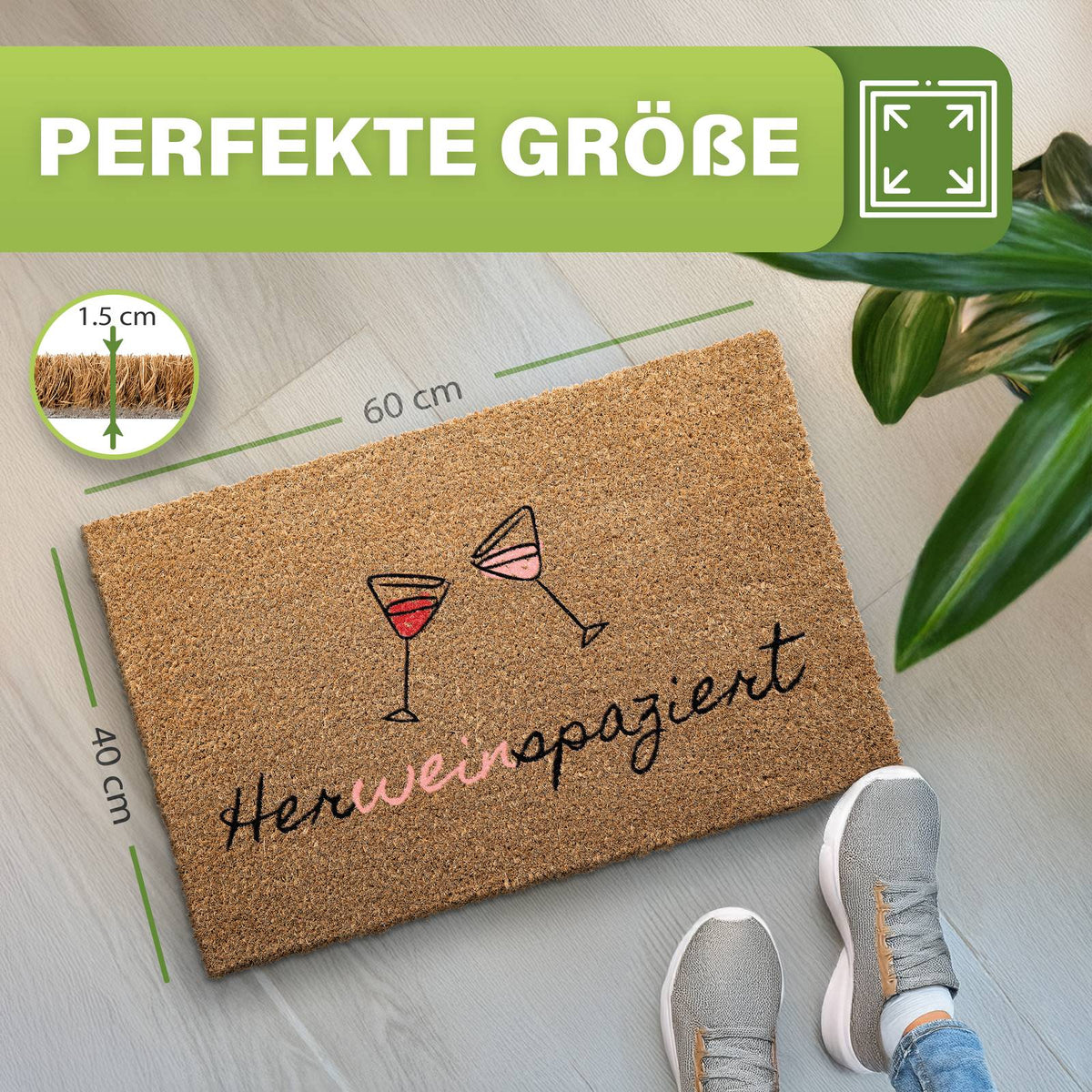 Kokos Fußmatte „Herweinspaziert“ mit Weingläsern, Maße 60 x 40 cm, Florhöhe 1,5 cm, daneben Zimmerpflanze und Schuhe