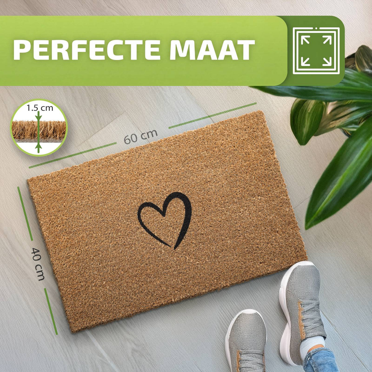 Kokos Fußmatte mit schwarzem Herz, Maße 60 x 40 cm, Florhöhe 1,5 cm, daneben Pflanze und graue Schuhe