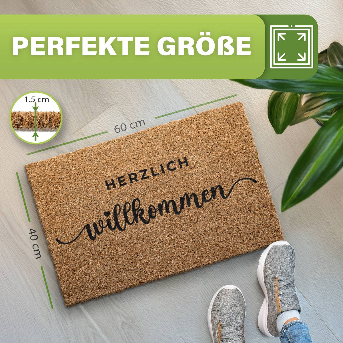 Kokos Fußmatte „Herzlich willkommen“, Maße 60 x 40 cm, Florhöhe 1,5 cm, daneben Zimmerpflanze und graue Schuhe