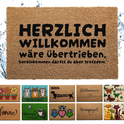 Kokos Fußmatte mit Spruch „Herzlich Willkommen wäre übertrieben, hereinkommen darfst du aber trotzdem“, darunter weitere Motive