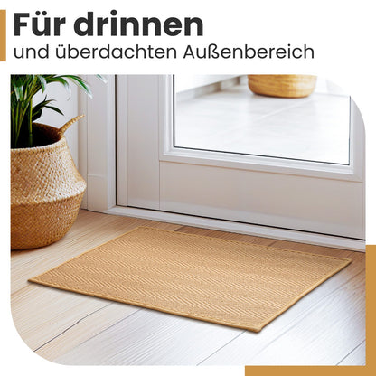 Beige Jute Fußmatte vor einer weißen Tür auf Holzboden, daneben ein Korb mit Pflanze, für drinnen und überdachten Außenbereich