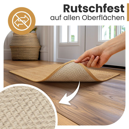 Naturfarbene Fußmatte wird am Rand angehoben, die genoppte Rückseite ist sichtbar, Text: Rutschfest auf allen Oberflächen