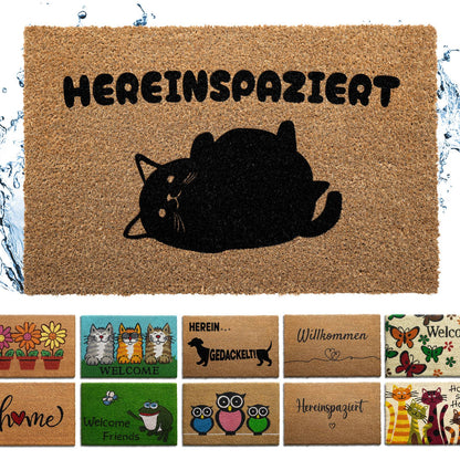 Kokos Fußmatte mit schwarzer liegender Katze und Schriftzug Hereinspaziert, darunter weitere Motive der Serie