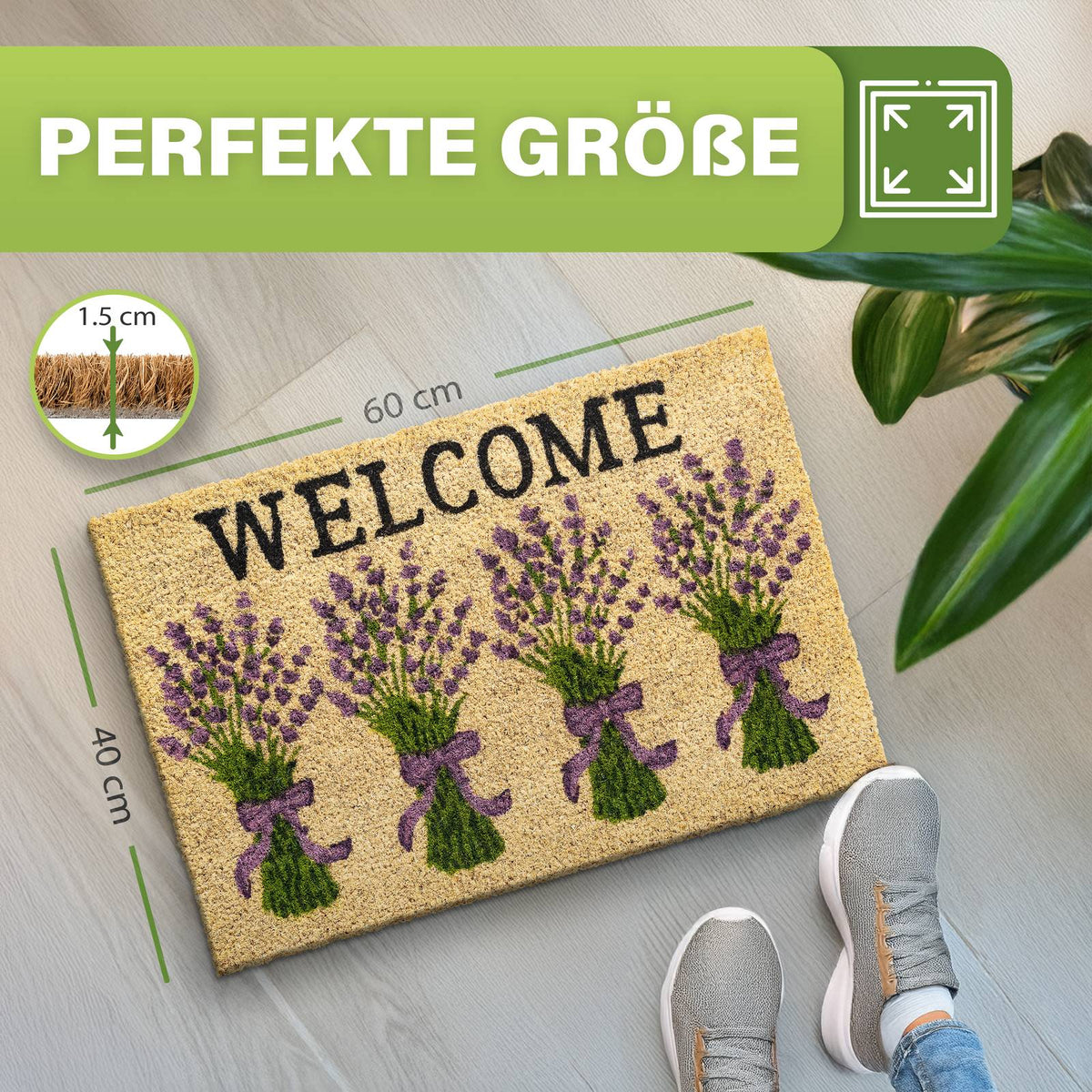 Kokos Fußmatte Welcome mit Lavendelsträußen, Maße 40 x 60 cm, Florhöhe 1,5 cm, daneben Füße in Sneakern
