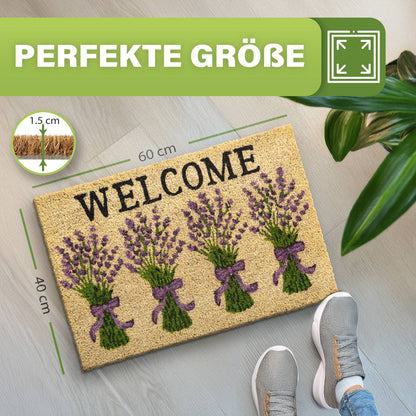 Kokos Fußmatte Welcome mit Lavendelsträußen, Maße 40 x 60 cm, Florhöhe 1,5 cm, daneben Füße in Sneakern