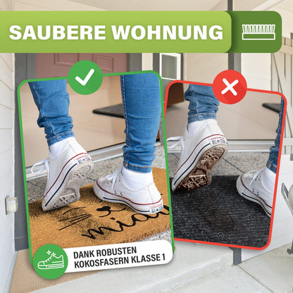 Weiße Turnschuhe auf Kokosmatte mit Schriftzug miau, daneben schmutzige Sohle auf dunkler Matte, Text: Saubere Wohnung