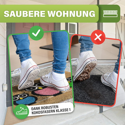 Kokos-Fußmatte mit bunten Eulen vor einer Haustür, weiße Turnschuhe darauf, rechts schmutzige Schuhe auf dunkler Matte