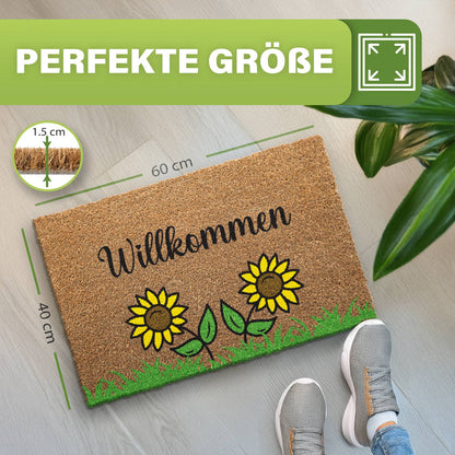 Kokos Fußmatte Willkommen mit Sonnenblumen und Gras, Maße 60 x 40 cm, 1,5 cm dick, mit Schuhen auf dem Boden