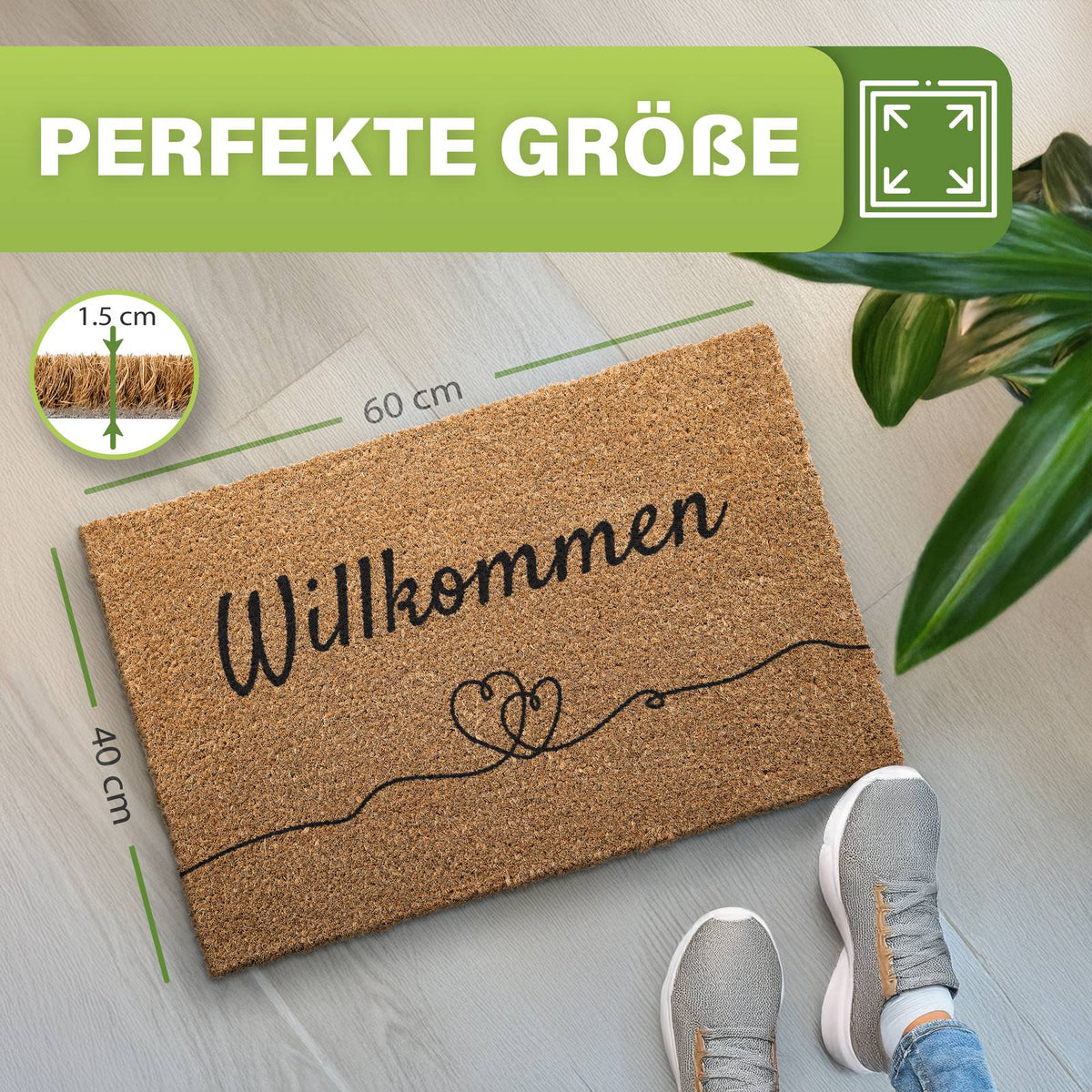 Kokos Fußmatte Willkommen mit Herzen, Maße 60 x 40 cm, 1,5 cm dick, mit Schuhen auf dem Boden neben Pflanze