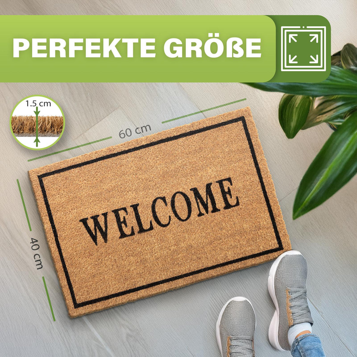 Kokos Fußmatte Welcome mit schwarzem Rahmen, Maße 40 x 60 cm und 1,5 cm Dicke, daneben Füße und Zimmerpflanze