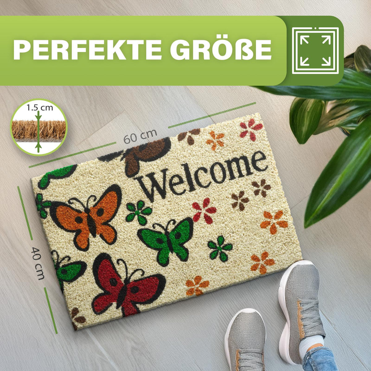 Kokos Fußmatte Welcome Butterfly mit bunten Schmetterlingen, Maße 40 x 60 cm, 1,5 cm dick, daneben Füße und Pflanze