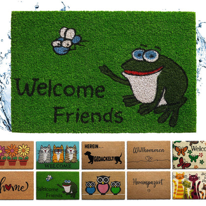 Grüne Kokos-Fußmatte mit Frosch, Fliege und Schriftzug „Welcome Friends“, darunter weitere Motive der Matten