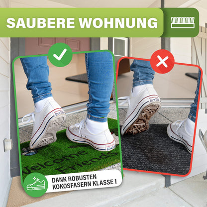 Grüne Fußmatte „Welcome Friends“ hält Schmutz von weißen Schuhen ab, daneben schmutzige Sohle auf dunkler Matte