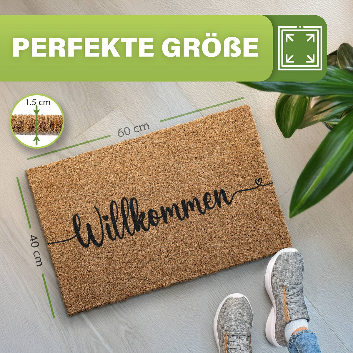 Kokosmatte „Willkommen“ in Schreibschrift, Maße 40 x 60 cm, 1,5 cm dick, neben Zimmerpflanze und grauen Schuhen
