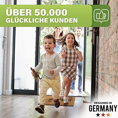 Glückliche Familie im Eingangsbereich mit Kokosmatte. Über 50.000 Kunden. Qualität Designed in Germany.