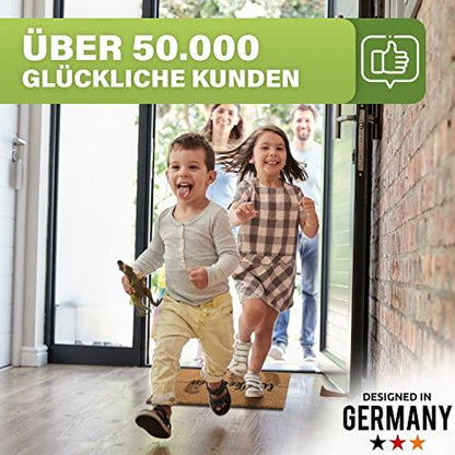 Glückliche Familie im Eingangsbereich mit Kokosmatte. Über 50.000 Kunden. Qualität Designed in Germany.