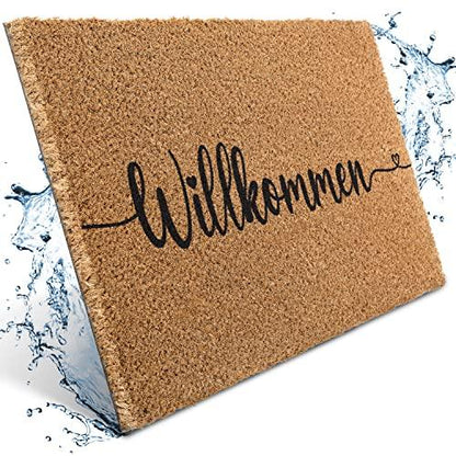 Natürliche Kokos-Fußmatte mit elegantem schwarzen Schriftzug "Willkommen" und kleinem Herz-Detail. Ideal für den Eingangsbereich.