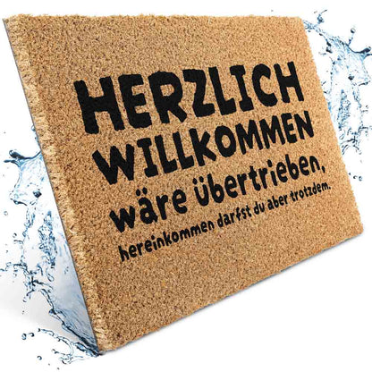 kokos fussmatte herzlich willkommen waere uebertrieben mit wasser splash effekt robuste naturfasern lustiges spruchmotiv fuer eingangsbereich