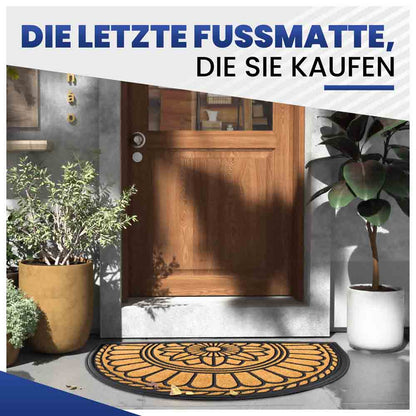 Langlebige, halbrunde Türmatte mit Blumenmuster in Beige vor einer modernen Holztür und dekorativen Pflanzen.