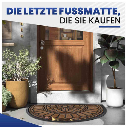 Langlebige Tuermatte mit Blumenmuster in Braun vor einer modernen Holztür und dekorativen Pflanzen.