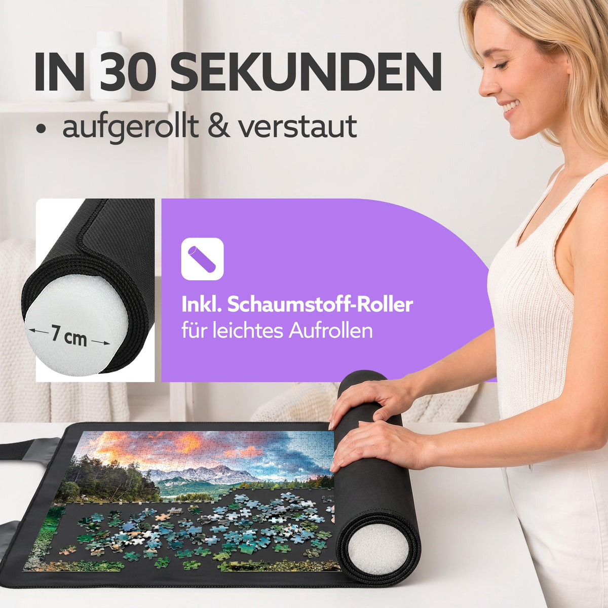 Lächelnde Frau rollt eine schwarze Puzzlematte mit Puzzle über einen Schaumstoffroller von 7 cm Durchmesser auf