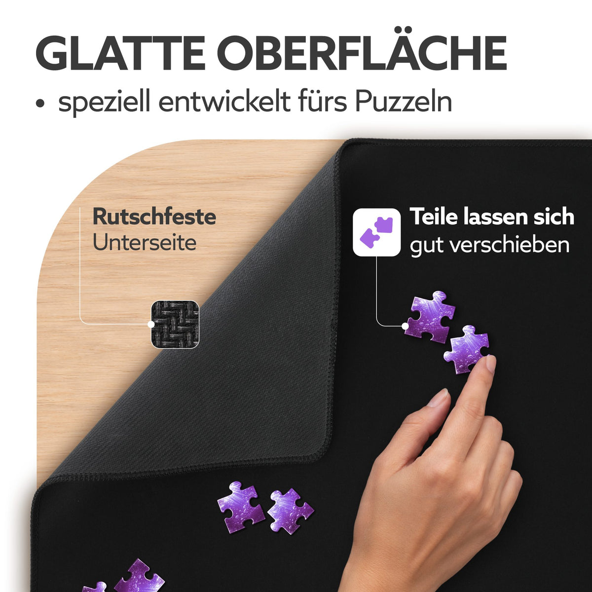 Schwarze Puzzlematte mit glatter Oberfläche, rutschfester Unterseite auf Holztisch und Hand, die lila Puzzleteile verschiebt