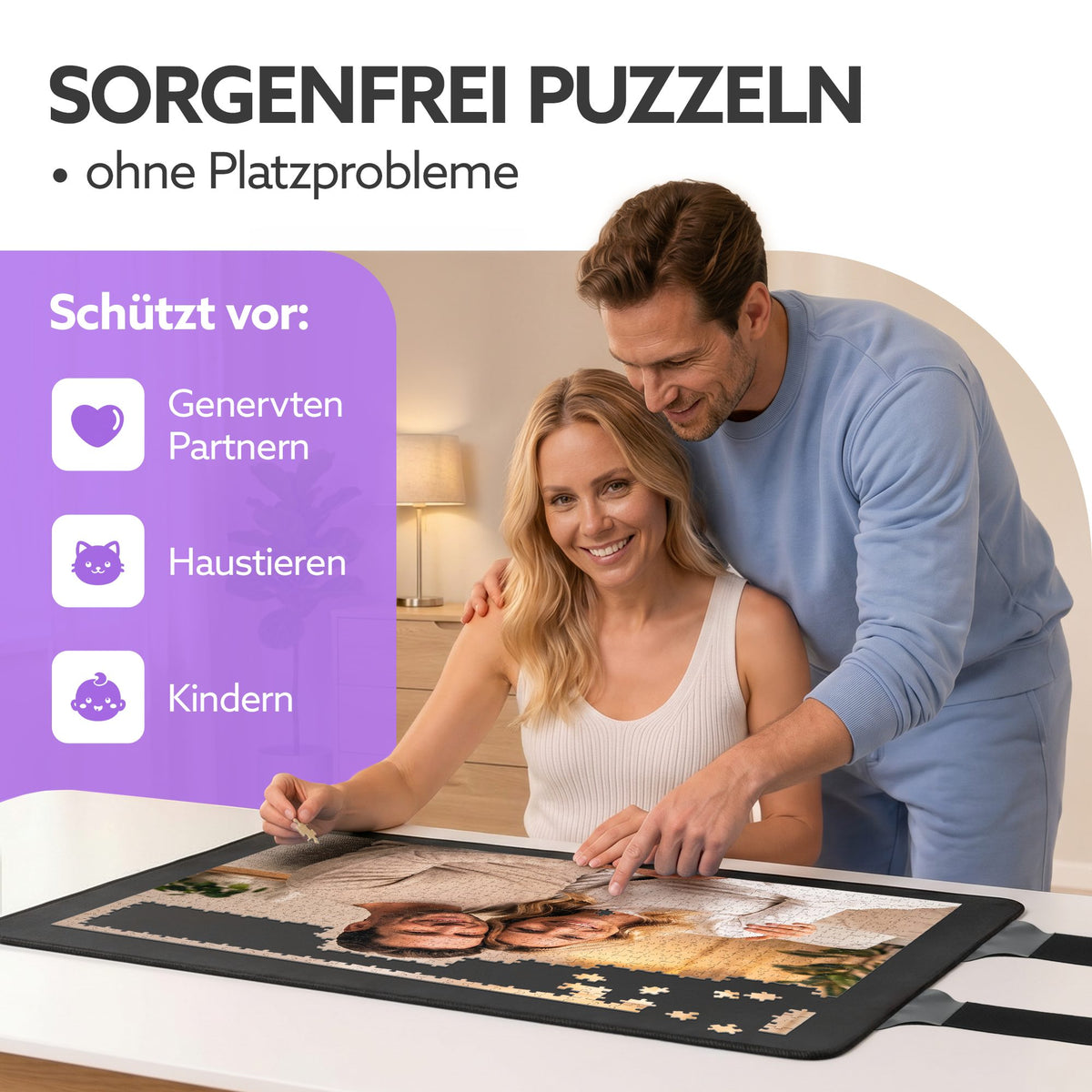 Lächelndes Paar puzzelt gemeinsam auf einer schwarzen Puzzlematte mit Gurten auf einem Tisch