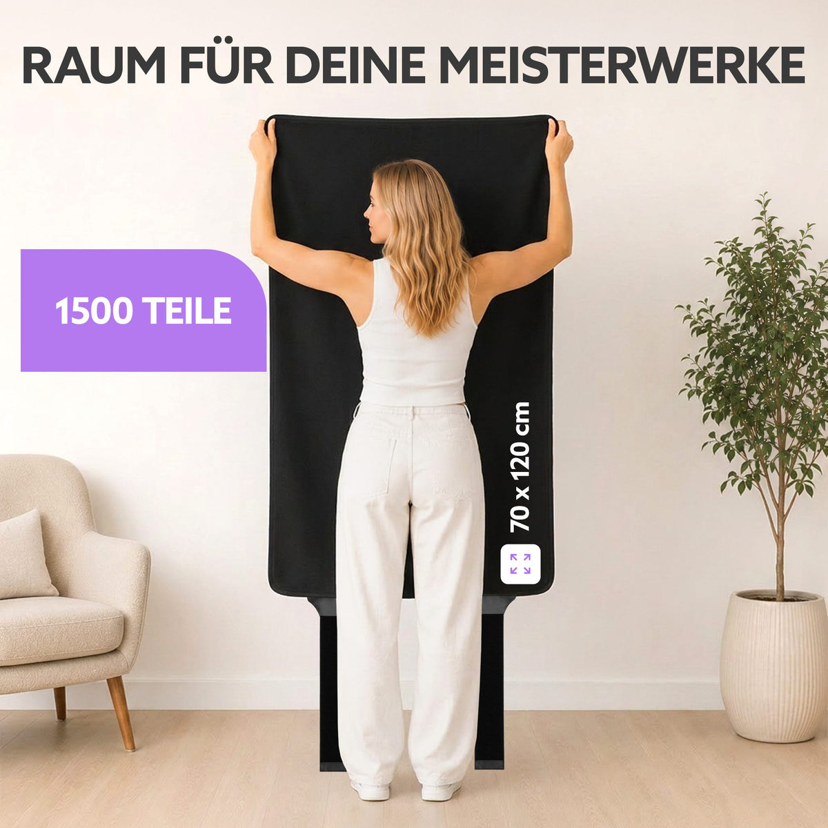 Frau hält schwarze Puzzlematte 70 x 120 cm im Wohnraum hoch, Text: Raum für deine Meisterwerke, 1500 Teile