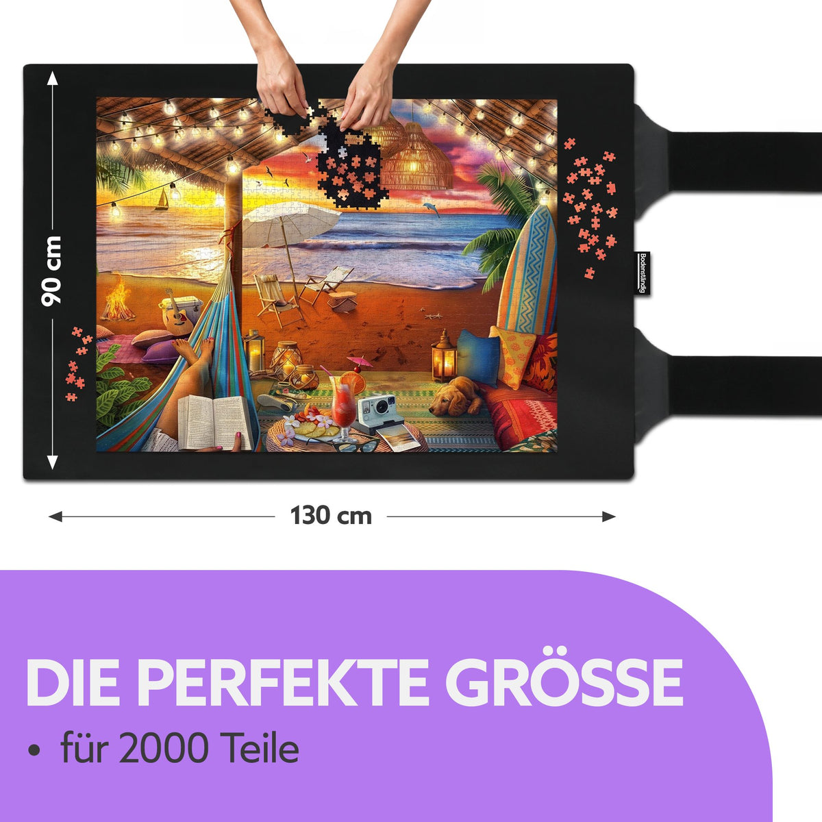 Schwarze Puzzlematte 90 x 130 cm mit Strandmotiv-Puzzle und Gurten, Text: Die perfekte Größe für 2000 Teile