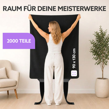Frau hält schwarze Puzzlematte 90 x 130 cm hoch, Text: Raum für deine Meisterwerke, 2000 Teile