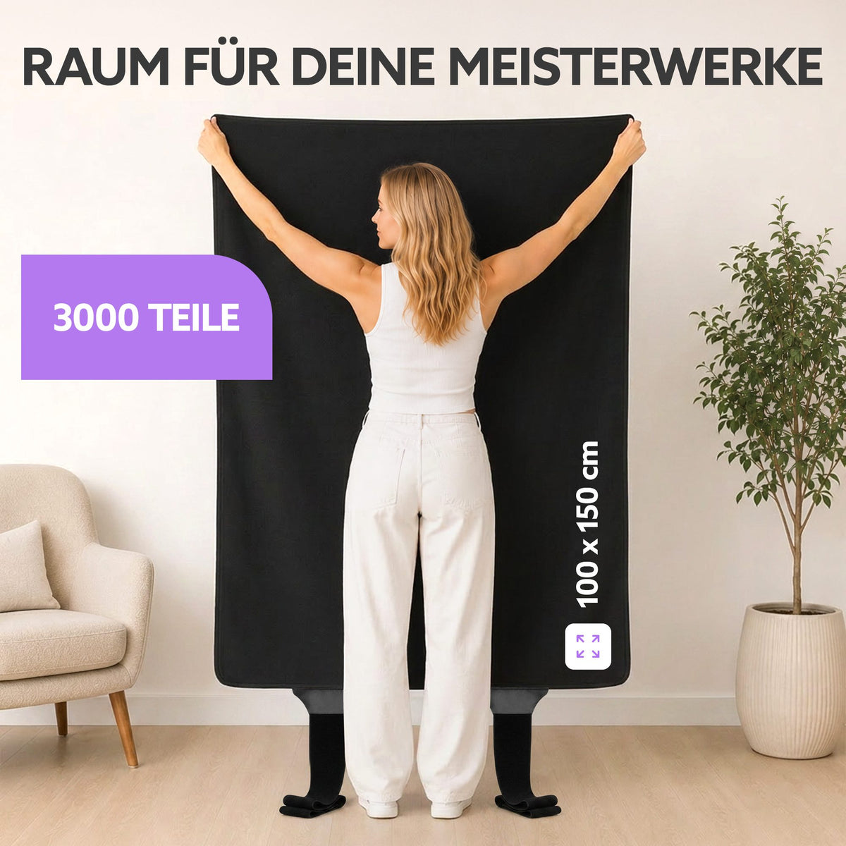 Frau hält schwarze Puzzlematte 100 x 150 cm hoch, Text: Raum für deine Meisterwerke, 3000 Teile