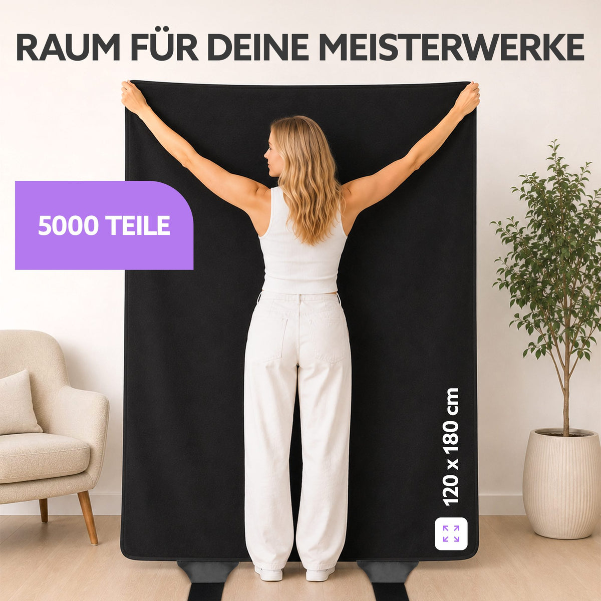 Schwarze Puzzlematte 120 x 180 cm für 5000 Teile, von einer Frau hochgehalten, dazu der Text „Raum für deine Meisterwerke“