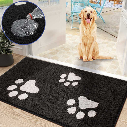 Schwarze Schmutzfangmatte mit weißen Hundepfoten vor einer Tür, zeigt wasserabweisende Funktion und einen Golden Retriever.