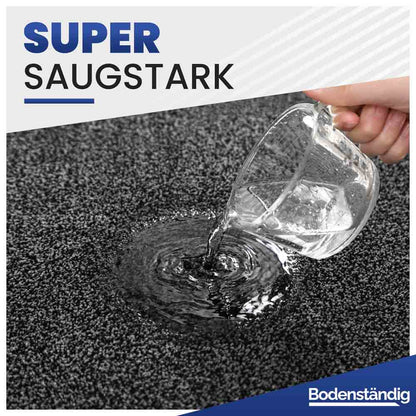 Super saugstarke schwarze Fußmatte in Nahaufnahme, demonstriert die schnelle und effiziente Aufnahme von Wasser.