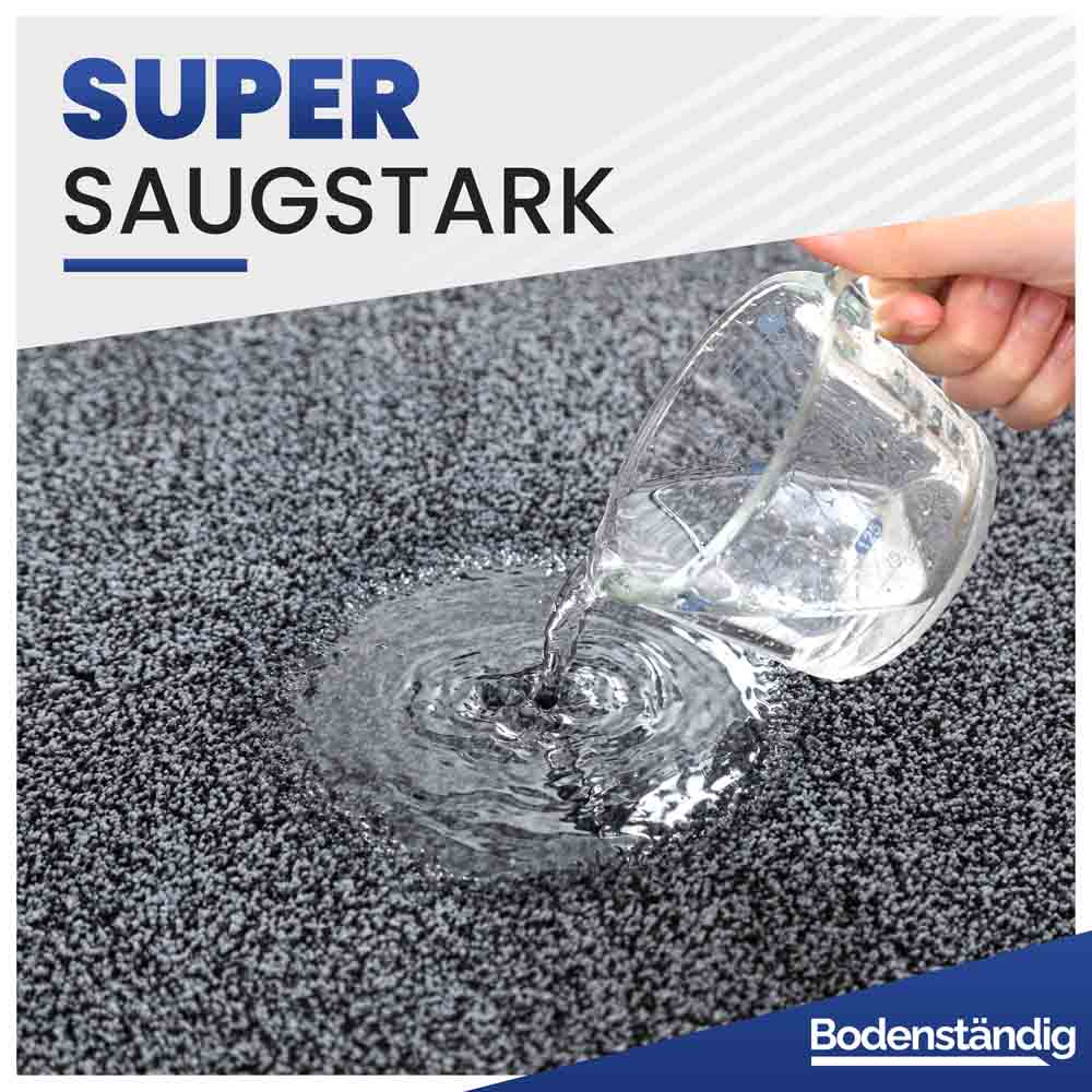 Super saugstarke graue Fussmatte in Nahaufnahme, demonstriert die schnelle und effiziente Aufnahme von Wasser.