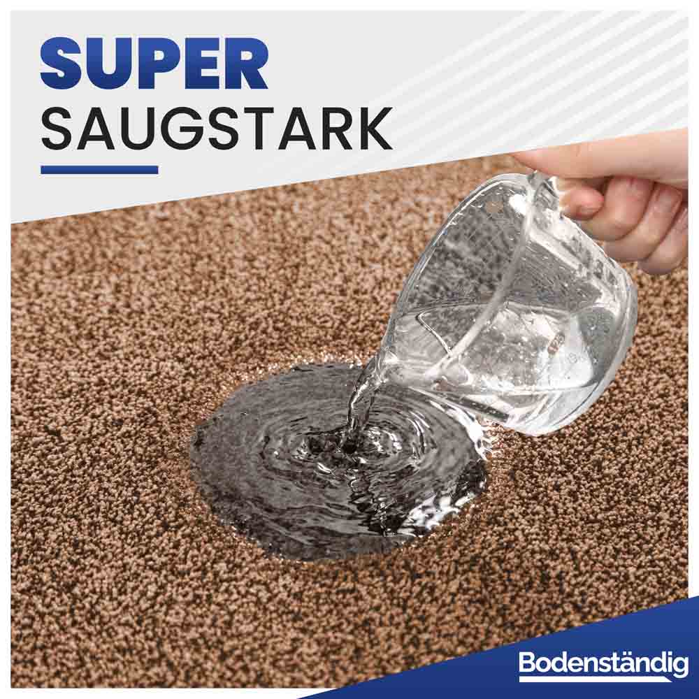 Super saugstarke braune Fußmatte in Nahaufnahme, demonstriert die schnelle und effiziente Aufnahme von Wasser.