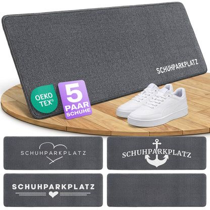 Graue Schuhparkplatz-Fußmatte auf Holzboden mit weißen Sneakern, Oeko-Tex-Siegel, Platz für 5 Paar Schuhe und vier Designs