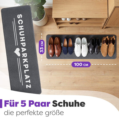 Graue Schuhparkplatz Fußmatte, 33 x 100 cm, mit fünf Paar Schuhen darauf vor einem Schuhregal, Text: Für 5 Paar Schuhe