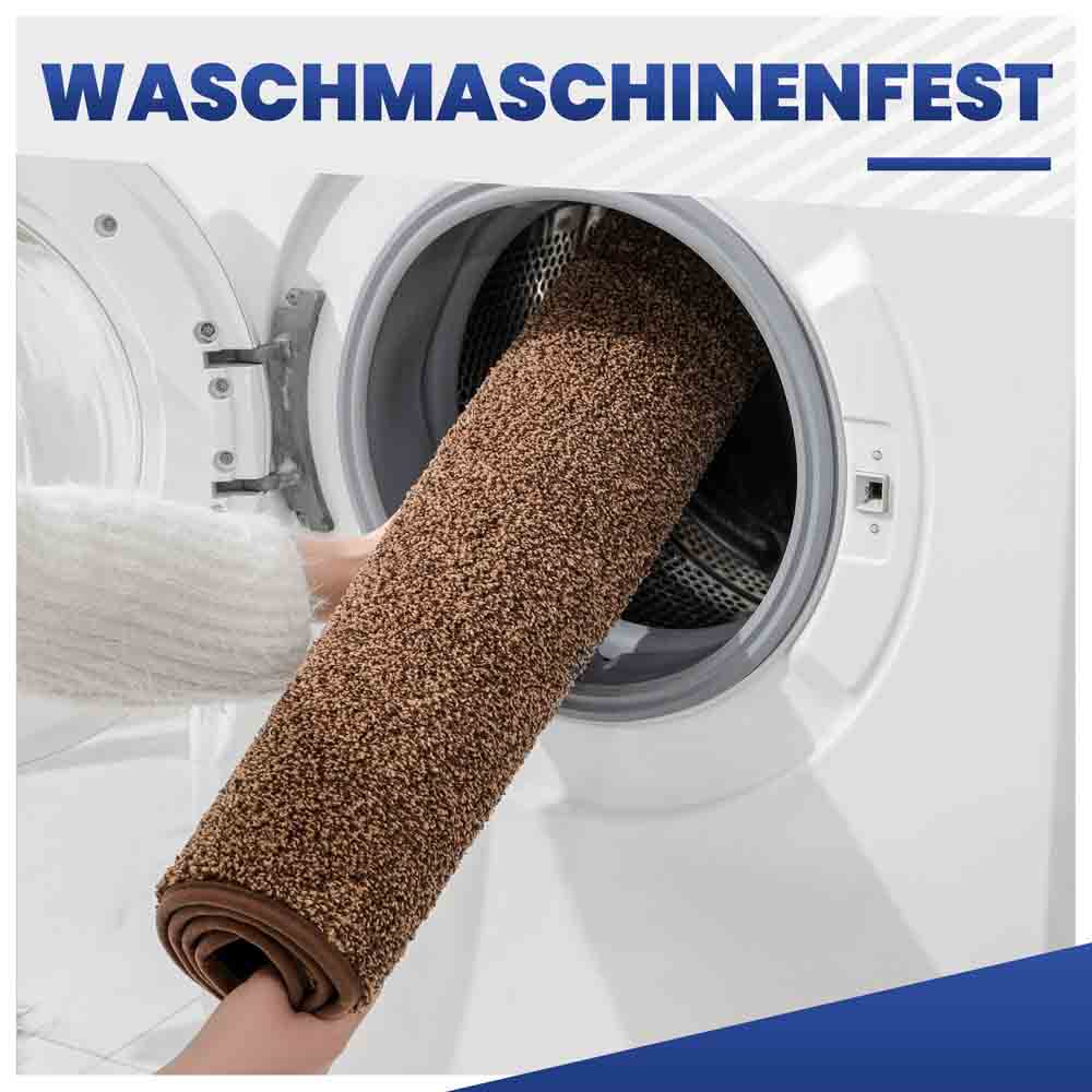 Waschmaschinenfeste, braune Fußmatte wird zur einfachen Reinigung in die Waschmaschine gelegt.