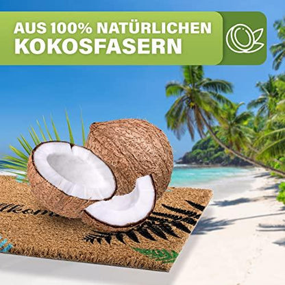 Die Fußmatte besteht aus 100% natürlichen Kokosfasern und ist auf einem tropischen Strand mit Kokosnüssen abgebildet.
