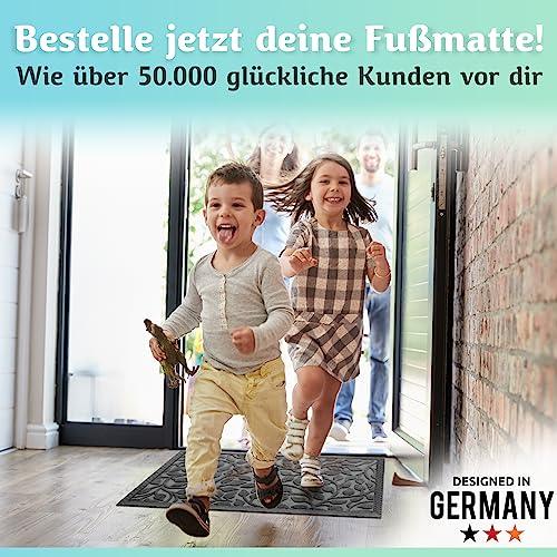 Zwei Kinder laufen fröhlich über die Fußmatte in den Eingangsbereich und zeigen, wie zuverlässig sie den Alltag unterstützt.