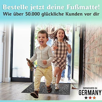 Zwei Kinder laufen fröhlich über die Fußmatte in den Eingangsbereich und zeigen, wie zuverlässig sie den Alltag unterstützt.