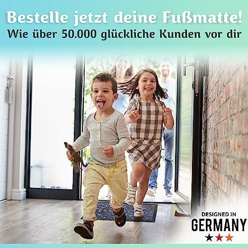 Zwei Kinder laufen fröhlich über die Fußmatte in den Eingangsbereich und zeigen, wie zuverlässig sie den Alltag unterstützt.