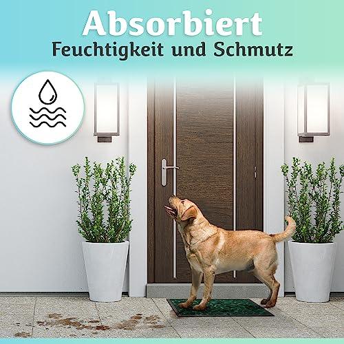 Die grüne Fußmatte absorbiert Feuchtigkeit und Schmutz und hält den Eingangsbereich auch bei nassen Pfoten zuverlässig sauber.