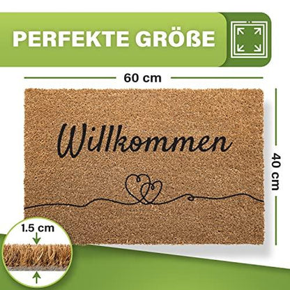 Eine Kokos-Fußmatte mit "Willkommen" Schriftzug und zwei Herzen und den Maßen 60x40 cm.