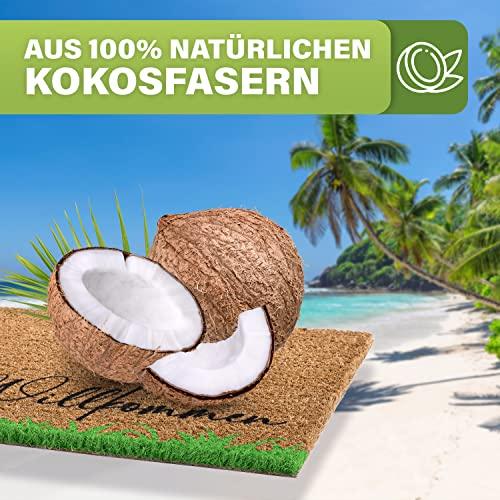 Natürliche Kokos-Fußmatte mit Kokosnüssen vor einer Strandkulisse. Hergestellt aus 100% natürlichen Kokosfasern und umweltfreundlich.